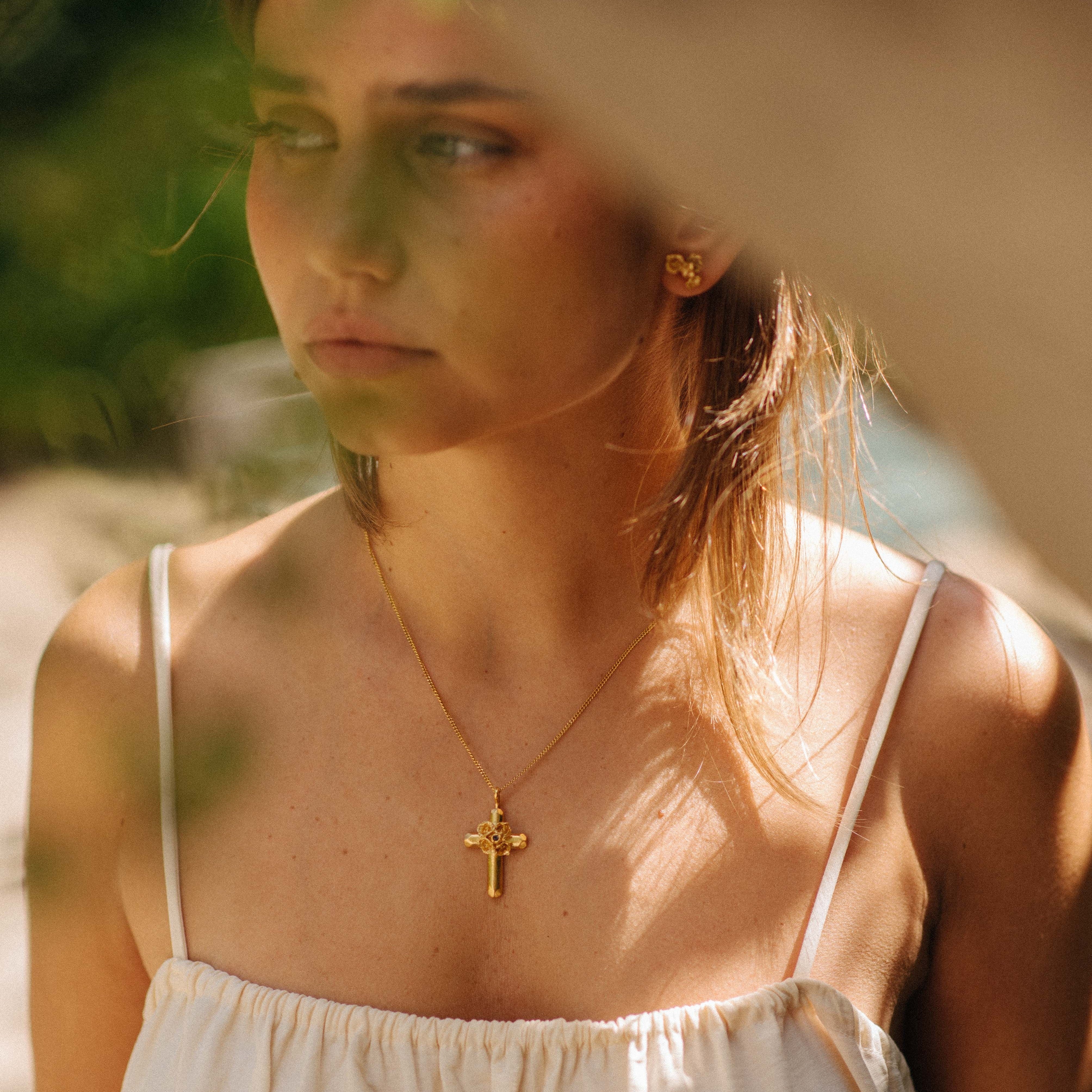 Júlia colar com crucifixo
